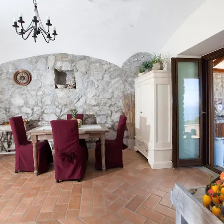 - Ambra Villa Massa Lubrense